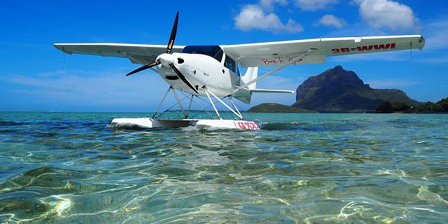 Seaplane flight at le morne mauritius southwest (2)